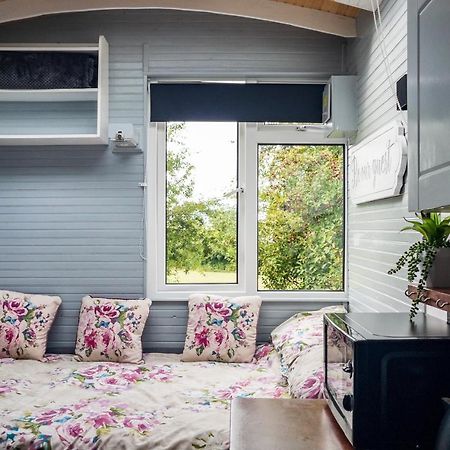Shepherds Hut Bath Уик Экстерьер фото