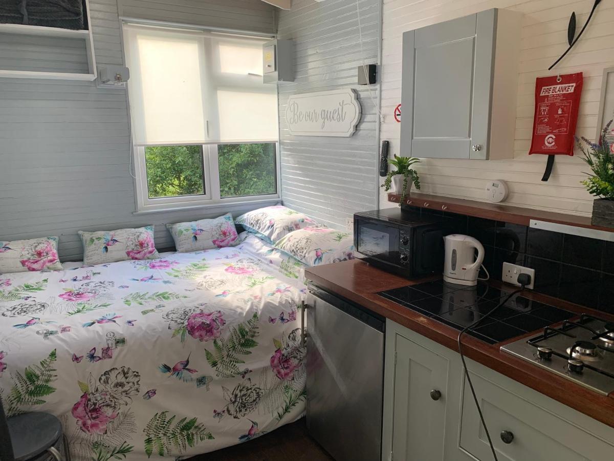 Shepherds Hut Bath Уик Экстерьер фото
