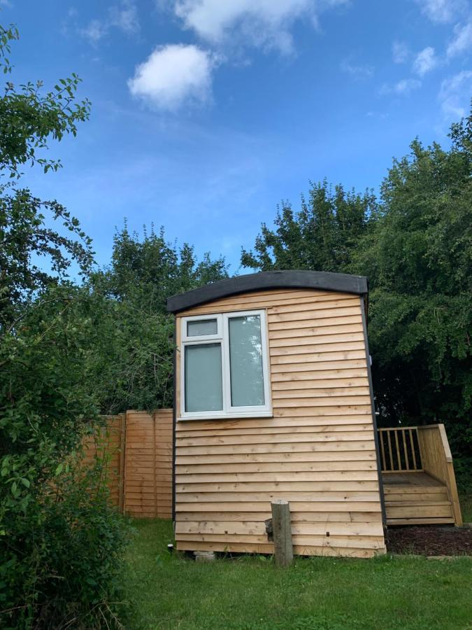 Shepherds Hut Bath Уик Экстерьер фото