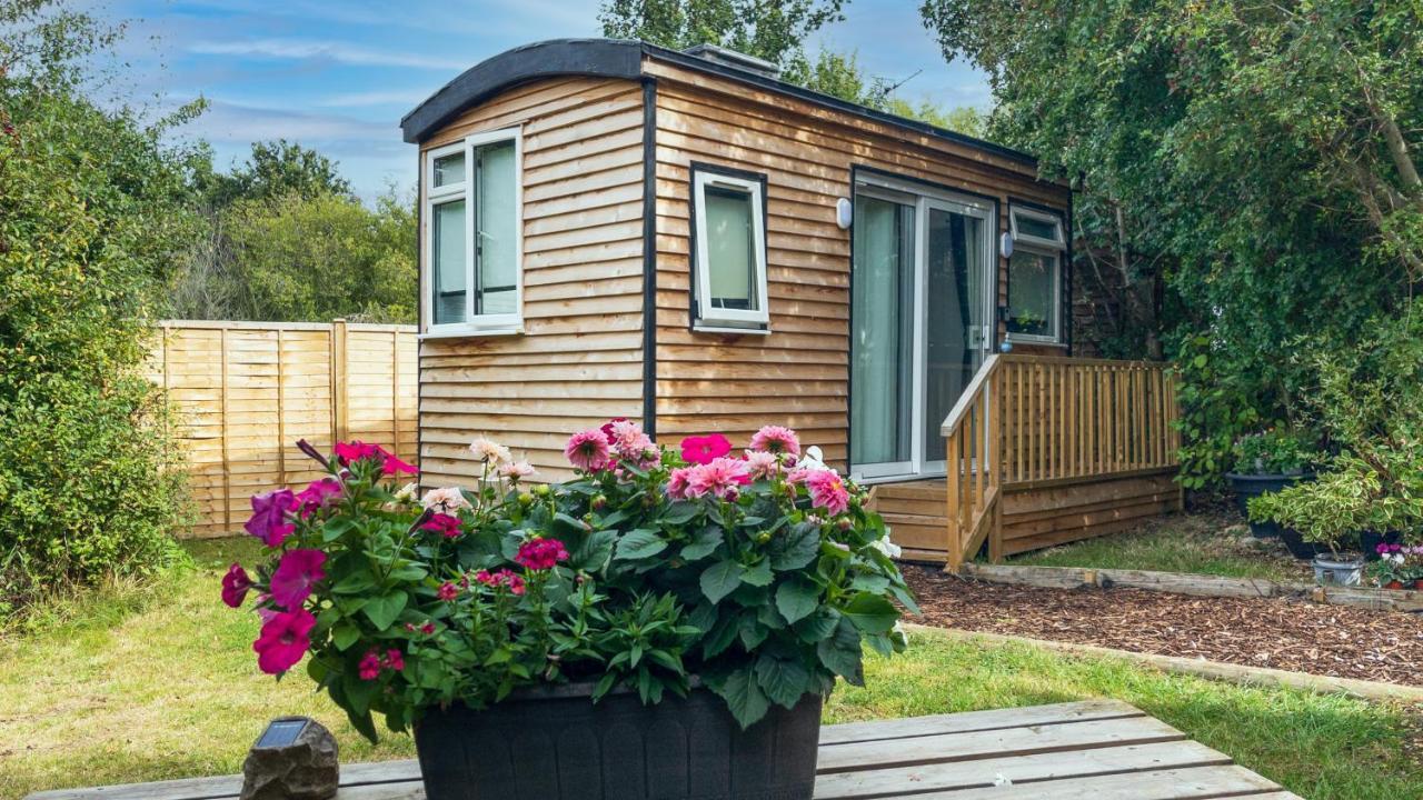 Shepherds Hut Bath Уик Экстерьер фото