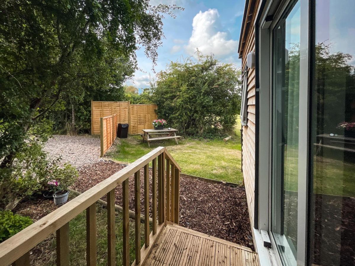 Shepherds Hut Bath Уик Экстерьер фото
