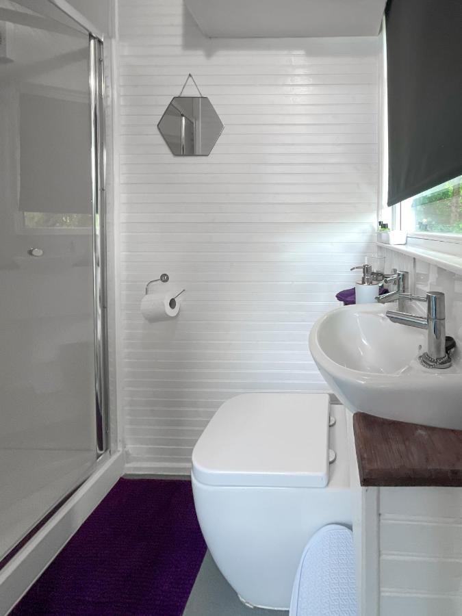 Shepherds Hut Bath Уик Экстерьер фото